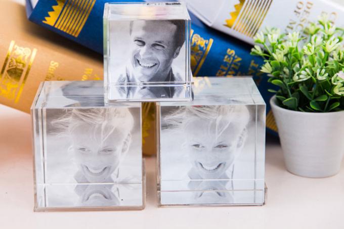 6側面のアクリルの写真フレームcube.jpg